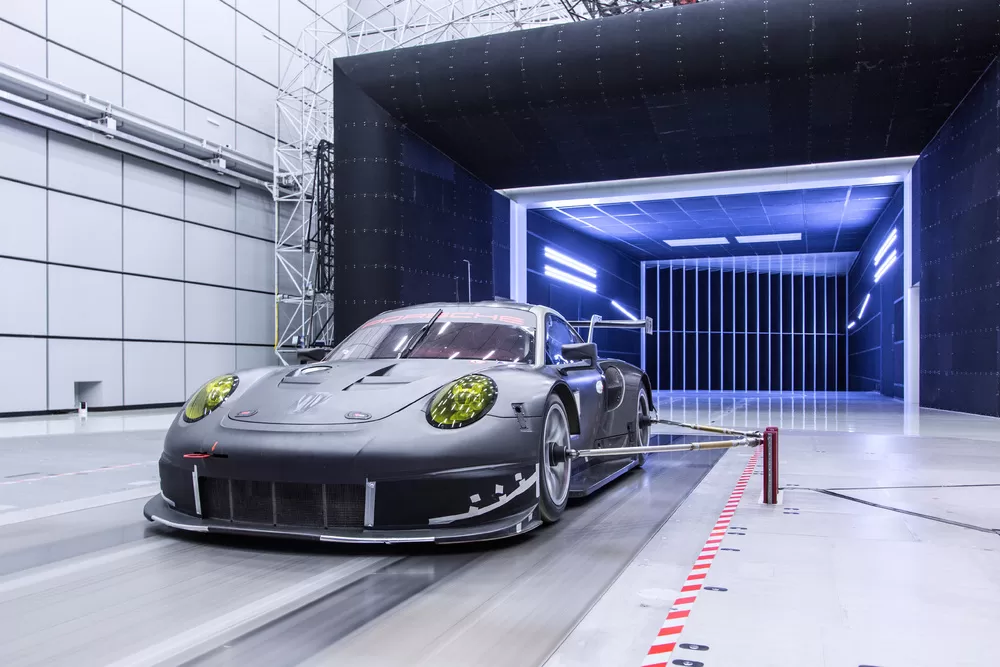 История разработки нового Porsche 911 RSR
